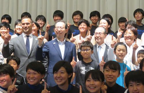 東京五輪1年前イベントに出席したソフトバンク王会長（右から2人目）とソフトボール日本代表の宇津木監督（右）。左は室伏広治氏と内堀福島県知事