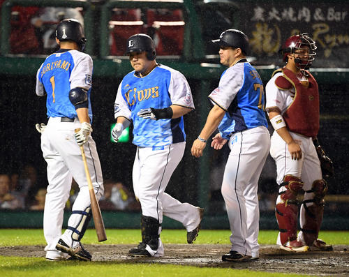楽天対西武　6回表西武1死、右越えに本塁打を放った中村（撮影・たえ見朱実）