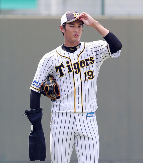 黒い袋のような器具を右手に装着する阪神藤浪（撮影・前田充）