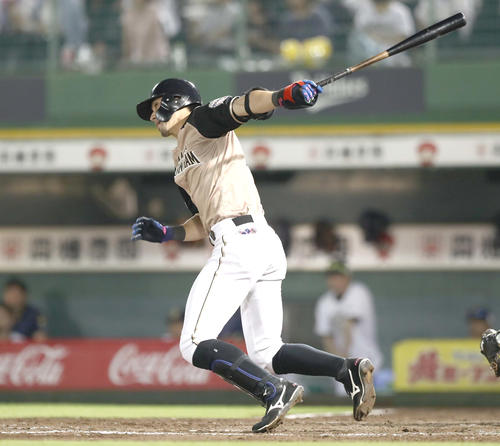 オリックス対日本ハム　5回表日本ハム無死一、二塁、左前適時打を放つ大田（撮影・黒川智章）