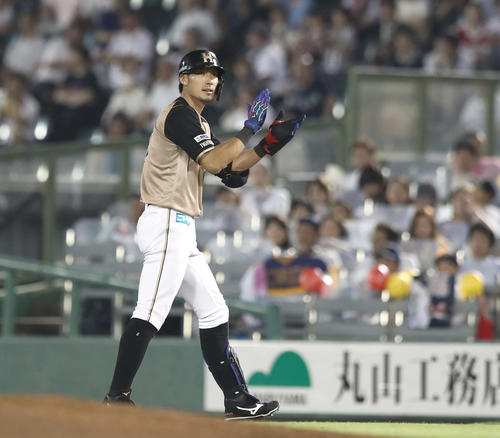 オリックス対日本ハム　5回表日本ハム無死一、二塁、左前適時打を放ち手をたたく大田（撮影・黒川智章）