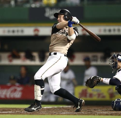 オリックス対日本ハム　5回表日本ハム2死二塁、左前適時打を放つ渡辺（撮影・黒川智章）