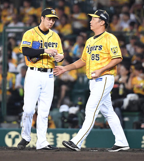 8回青柳（左）は福原コーチから交代を告げられる（撮影・奥田泰也）