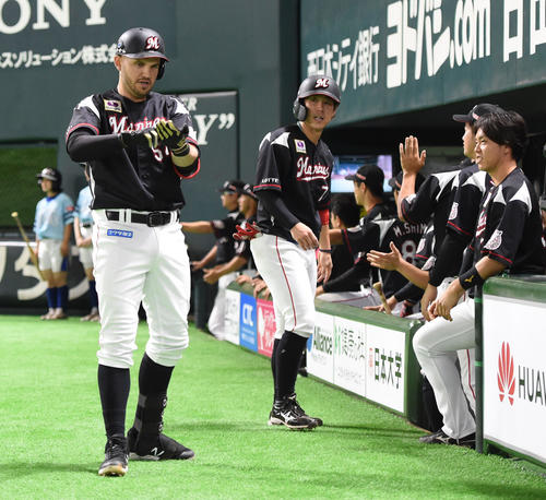 レアードは左越えに先制の満塁本塁打を放ちベンチ前で釣りからにぎり寿司ポーズ（撮影・今浪浩三）