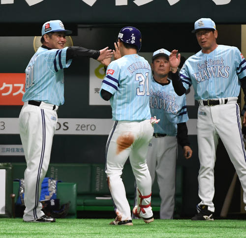ソフトバンク対ロッテ　8回裏ソフトバンク1死二塁、中越えに決勝の適時三塁打を放った栗原を出迎える工藤監督（左）（撮影・今浪浩三）