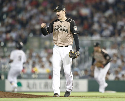 オリックス対日本ハム　5回裏オリックス1死一、三塁、ロメロを三ゴロの併殺にとりガッツポーズの有原（撮影・黒川智章）