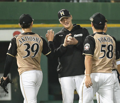 オリックス対日本ハム　秋吉（左）からのウイニングボールを笑顔で受け取る有原（中央）（撮影・渦原淳）