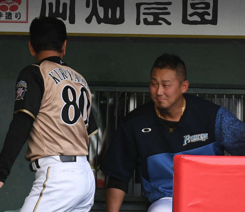 オリックス対日本ハム　試合前、中田翔（右）に声をかけた栗山英樹監督（撮影・渦原淳）