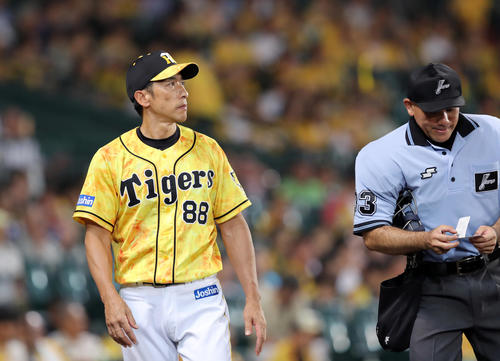 阪神対DeNA　9回、選手交代を告げる矢野監督（撮影・前田充）