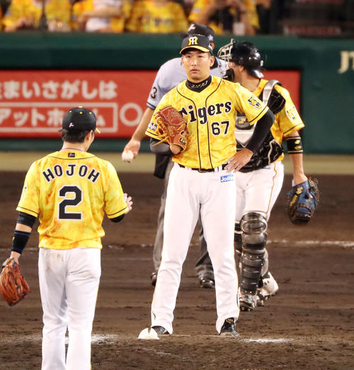 阪神対DeNA　9回表DeNA2死一、三塁、岩崎は柴田に中前適時打を打たれ失点する（撮影・加藤哉）