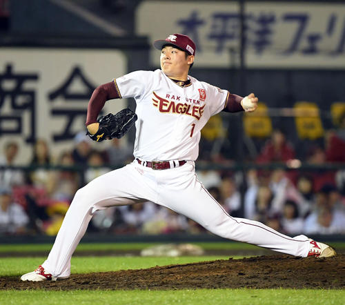 楽天対西武　9回からマウンドに上がった楽天松井（撮影・たえ見朱実）
