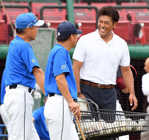 西武辻発彦監督と話をする侍ジャパンの稲葉監督（撮影・たえ見朱実）
