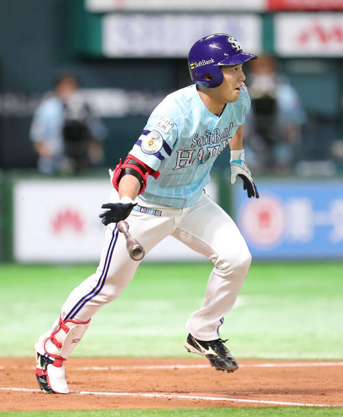 ソフトバンク対ロッテ　8回裏ソフトバンク1死二塁、栗原は右中間に勝ち越しとなる適時三塁打を放つ（撮影・梅根麻紀）