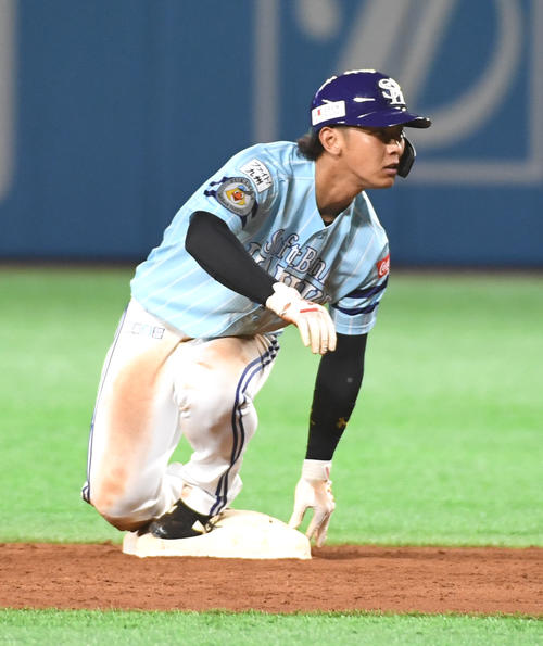 ソフトバンク対ロッテ　4回裏ソフトバンク2死一塁、松田のとき、一塁走者の今宮は二塁盗塁を決める（撮影・今浪浩三）