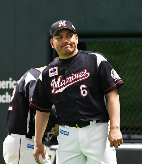 8回、先発のロッテ涌井秀章から石川歩の交代を告げる井口資仁監督（撮影・今浪浩三）