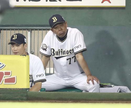 オリックス対日本ハム　ベンチで渋い表情の西村監督（撮影・黒川智章）