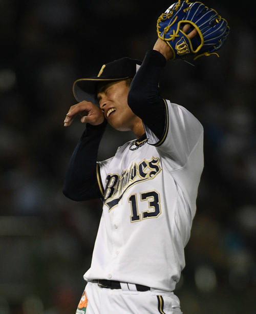 オリックス対日本ハム　5回表日本ハム無死一、三塁、田中の二ゴロで追加点を奪われがっくりとする山岡（撮影・渦原淳）