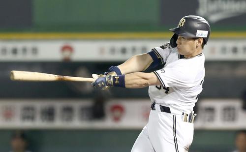 オリックス対日本ハム　7回裏オリックス無死二、三塁、右前2点適時打を放つ吉田正（撮影・黒川智章）