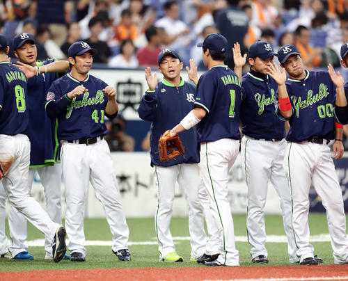 巨人対ヤクルト　4勝目を挙げた石川（中央）はナインをハイタッチで迎える（撮影・浅見桂子）