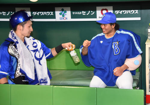 阪神対DeNA　勝利投手となった浜口（右）は伊藤とタッチを交わす（撮影・奥田泰也）