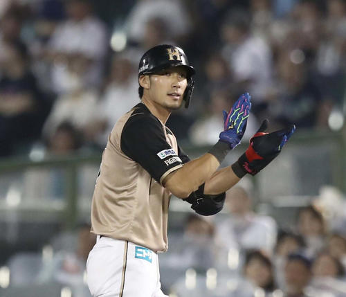 オリックス対日本ハム　5回表日本ハム無死一、二塁、左前適時打を放ち手をたたく大田（撮影・黒川智章）