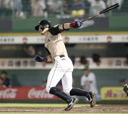 オリックス対日本ハム　5回表日本ハム無死一、二塁、左前適時打を放つ大田（撮影・黒川智章）