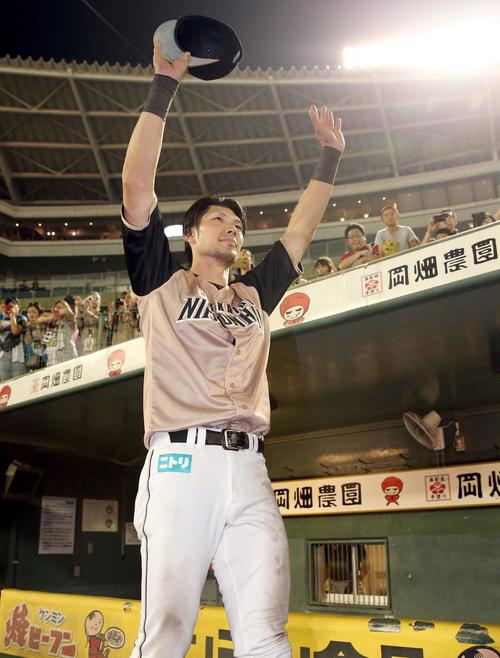 オリックス対日本ハム　試合後、スタンドの声援に応える大田（撮影・黒川智章）