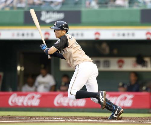 オリックス対日本ハム　2回表日本ハム2死二塁、中前適時打を放つ中島（撮影・黒川智章）