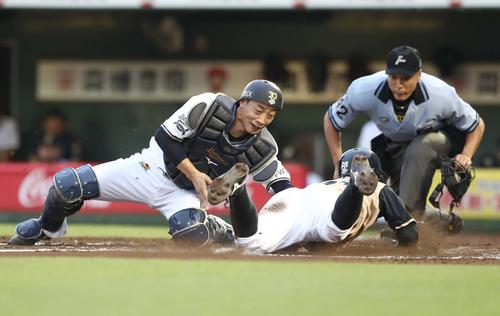 オリックス対日本ハム　2回表日本ハム2死二塁、中島の適時打で生還する石井。捕手松井雅（撮影・黒川智章）