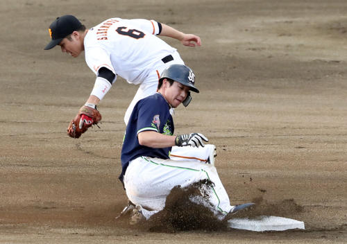 巨人対ヤクルト 1回表ヤクルト1死一塁、二盗を決める山田(左)(撮影・垰建太)