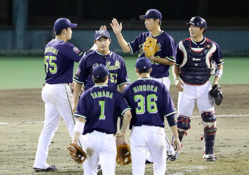 巨人対ヤクルト 最後を締めたヤクルト五十嵐(中央)はナインとタッチを交わす(撮影・垰建太)
