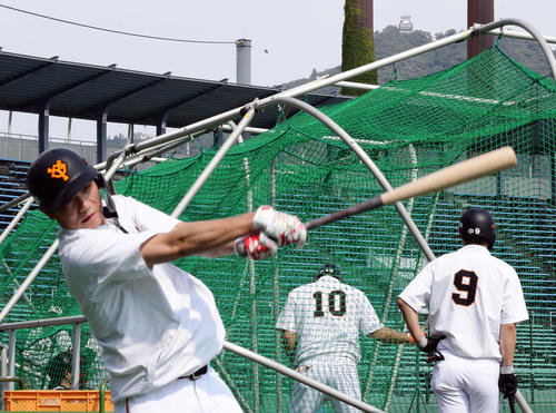 巨人対ヤクルト ティー打撃する坂本勇のバックには岐阜城がそびえる(撮影・浅見桂子)