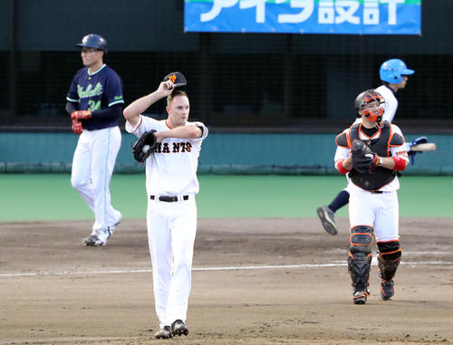 巨人対ヤクルト 2回表ヤクルト2死一、二塁、山田大(左)に四球を与え満塁としたヤングマン(中央)は汗をぬぐう。捕手炭谷(撮影・垰建太)