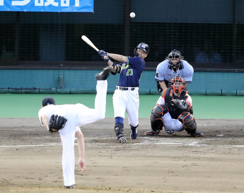 巨人対ヤクルト 2回表ヤクルト2死満塁、中前適時打を放つ青木。投手ヤングマン(撮影・垰建太)