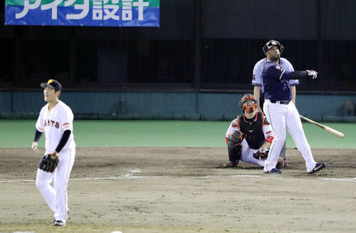 巨人対ヤクルト 5回表ヤクルト無死、左越えソロ本塁打を放つバレンティン。投手鍵谷(撮影・垰建太)