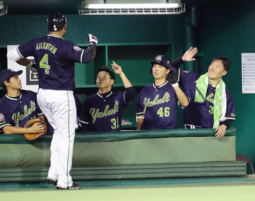 巨人対ヤクルト 5回表ヤクルト無死、バレンティン(左)が左翼ソロ本塁打を放ち、笑顔で迎える山田大(右)らヤクルトナイン(撮影・浅見桂子)