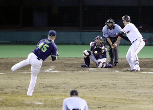 巨人対ヤクルト 8回裏巨人無死一塁、見逃しの三振に倒れる岡本。投手ハフ(撮影・垰建太)