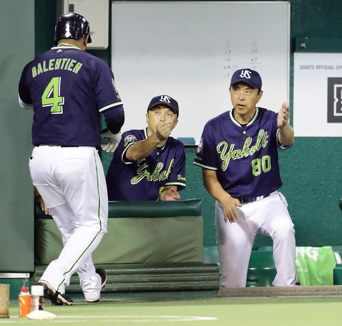 巨人対ヤクルト　5回表ヤクルト無死、バレンティン（左）が左翼ソロ本塁打を放ち、ハイタッチで迎える小川監督（右）ら（撮影・浅見桂子）
