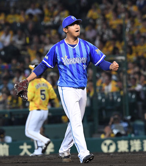阪神対DeNA　8回裏阪神2死一塁、近本光司（左）を遊直に仕留め雄叫びをあげる今永昇太（撮影・奥田泰也）