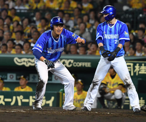 阪神対DeNA　9回表DeNA2死一、三塁、大和の中越え2点適時二塁打で一塁走者の今永昇太（左）が生還（撮影・奥田泰也）