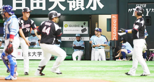 先発の大竹が井上に2点本塁打を浴び、ベンチで見守る工藤監督（撮影・今浪浩三）