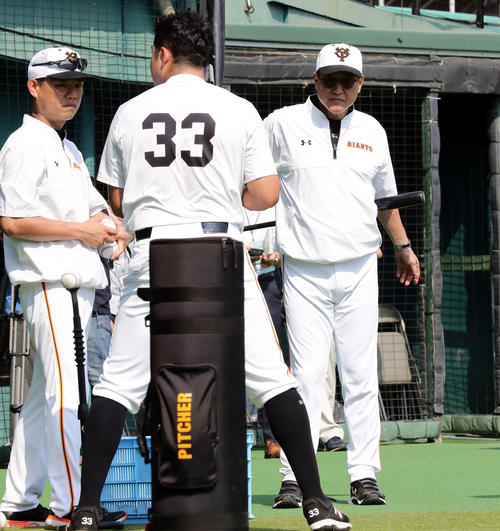 ティー打撃するビヤヌエバを熱心に見つめる原監督（撮影・浅見桂子）
