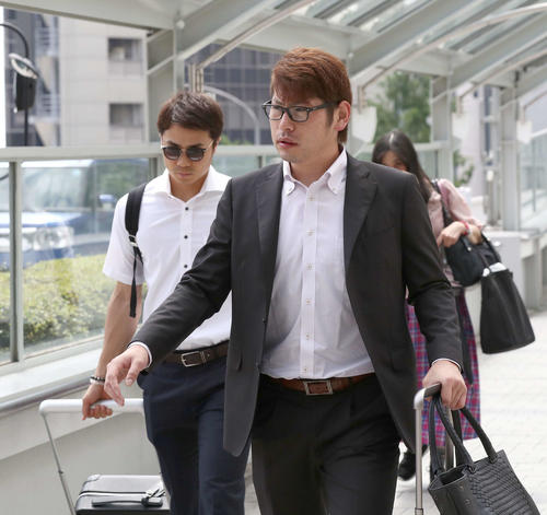 東京へ移動する日本ハム加藤（右）（撮影・黒川智章）