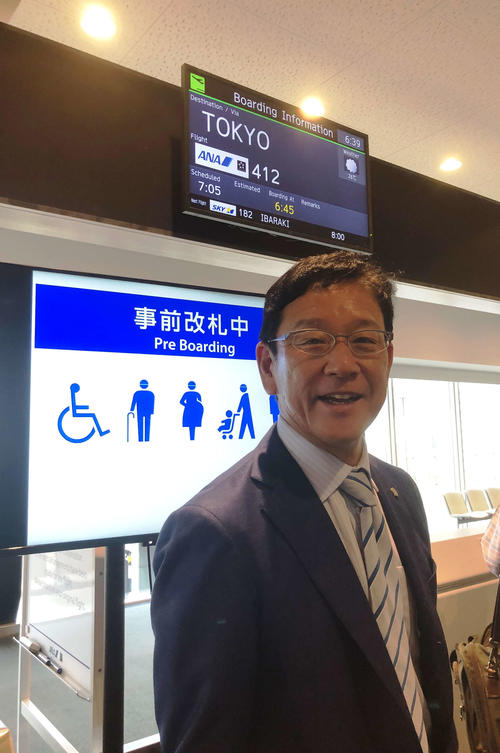神戸空港で取材に応じた日本ハム栗山監督（撮影・木下大輔）
