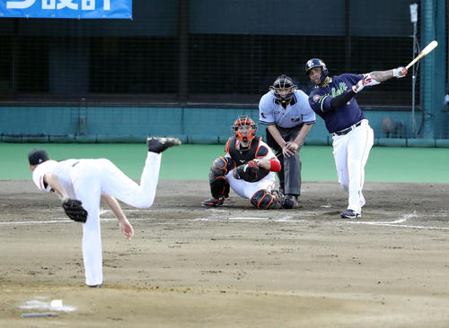 巨人対ヤクルト　2回表ヤクルト2死満塁、中前適時打を放つバレンティン。投手ヤングマン（撮影・垰建太）