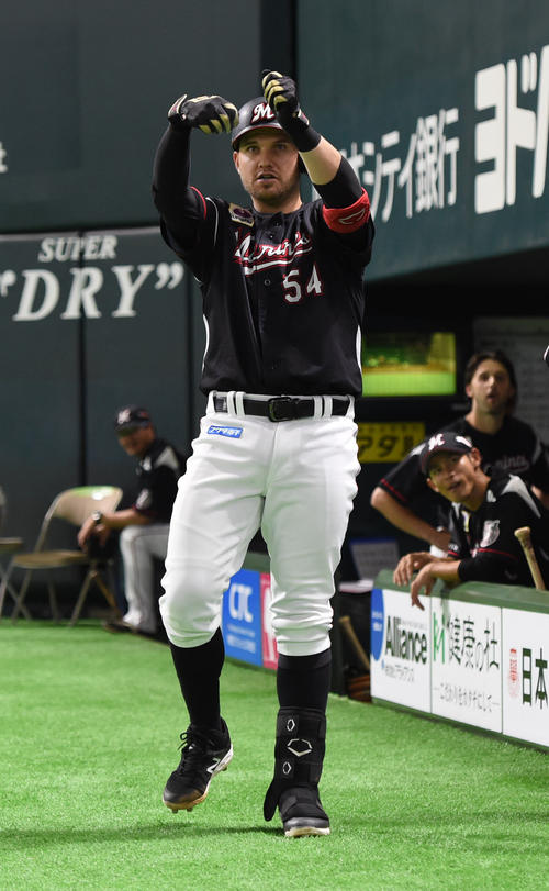 ソフトバンク対ロッテ　4回表ロッテ無死、ブランドン・レアードは左越えにソロ本塁打を放ちベンチ前で魚を釣り上げるポーズ（撮影・今浪浩三）