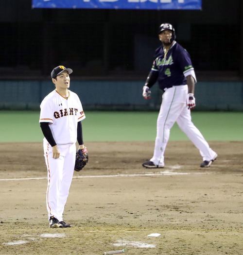 巨人対ヤクルト　5回表ヤクルト無死、バレンティン（右）に左越えソロ本塁打を浴びる鍵谷（撮影・垰建太）
