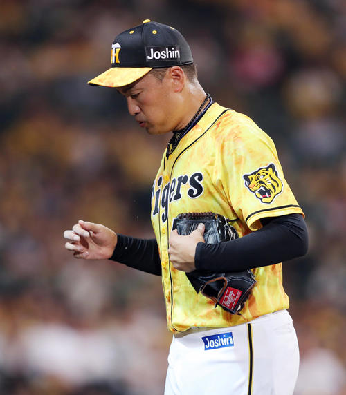 6回表DeNA1死一、三塁、降板となり、うつむきながらベンチへ戻る秋山（撮影・前田充）