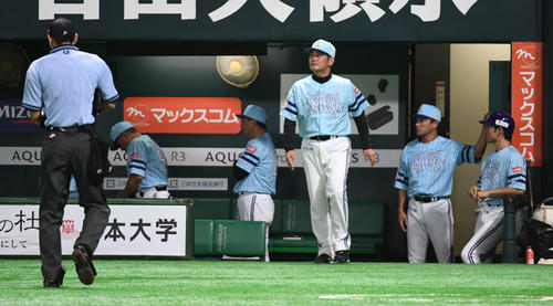 ソフトバンク対ロッテ　6回表途中、先発の大竹耕太郎から松田遼馬に交代を告げる工藤公康監督（撮影・今浪浩三）