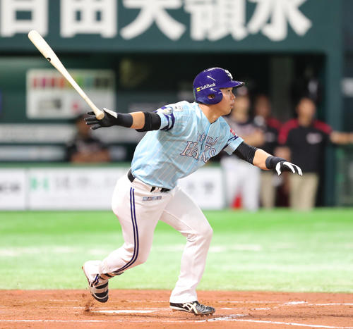 2回裏ソフトバンク無死、長谷川勇也は中越え先制本塁打を放つ（撮影・梅根麻紀）